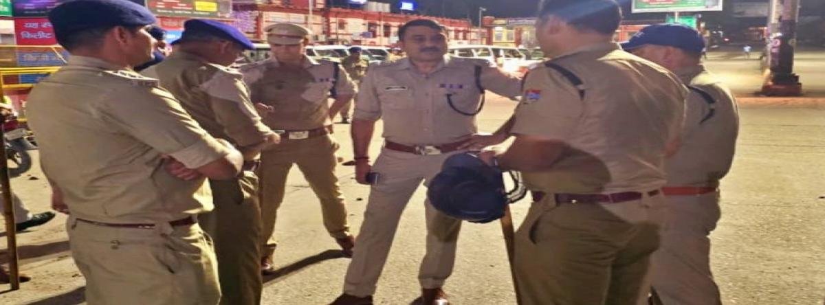सोशल मीडिया पोस्ट पर बवाल, नाबालिग ने की हमले की कोशिश, पुलिस ने किया हल्का बल प्रयोग