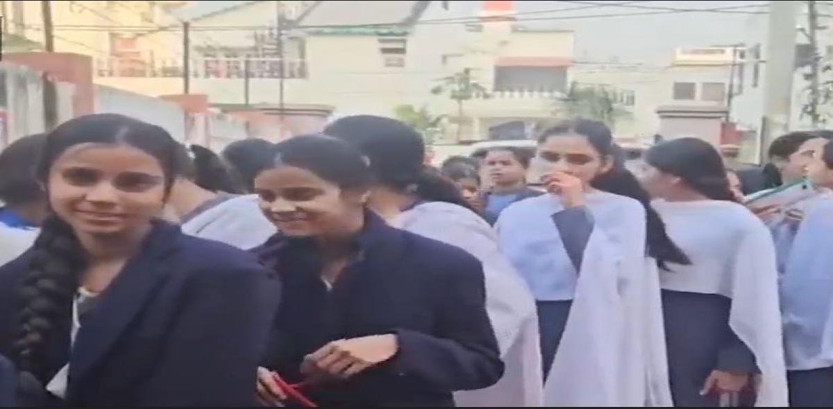 उत्तर प्रदेश माध्यमिक शिक्षा परिषद की बोर्ड परीक्षाएं शुरू, 53 लाख से अधिक छात्र दे रहे परीक्षा