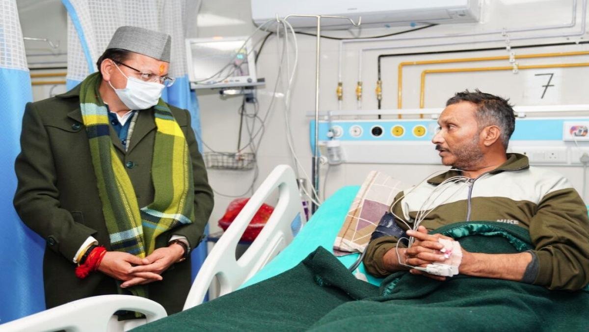 सीएम धामी ने दून अस्पताल पहुंचकर वरिष्ठ पत्रकार कैलाश जोशी का जाना हालचाल