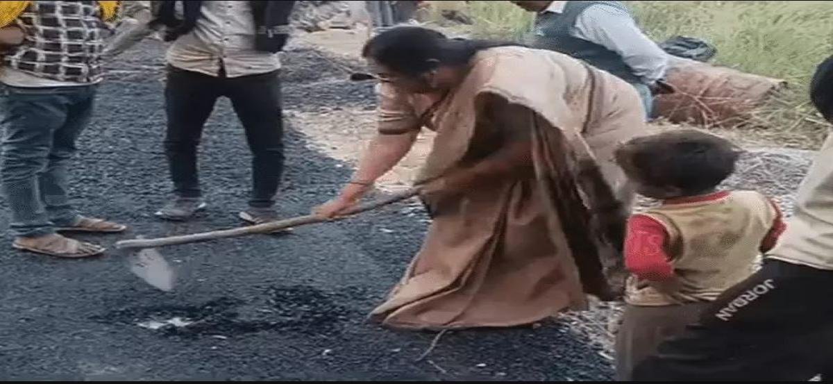 कृष्णा पासवान का एक्शन: घटिया सड़क निर्माण पर फावड़ा चलाकर रुकवाया काम
