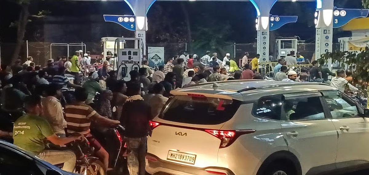 ईरान-इजराइल तनाव का असर: बहराइच में पेट्रोल पंपों पर लगी लंबी कतारें, लोग डिब्बों में भरवा रहे ईंधन