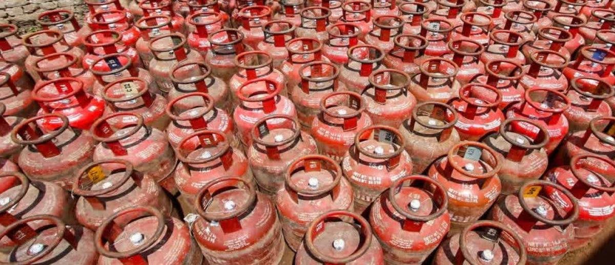 Lucknow Gas Cylinder Crisis: कॉमर्शियल सिलिंडर सप्लाई बंद, स्ट्रीट फूड वेंडर और 5 लाख लोगों के खाने पर संकट