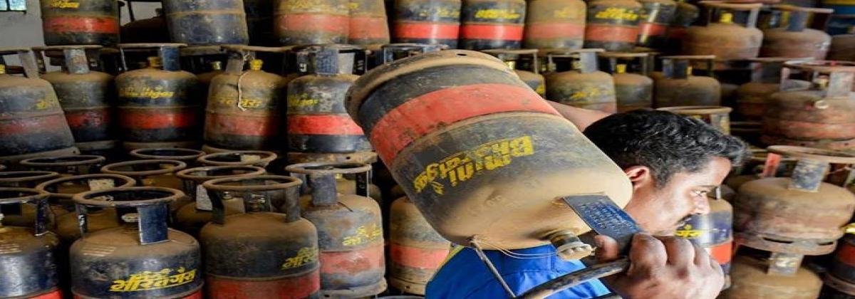 व्यावसायिक गैस सिलेंडर की कमी से होटल-रेस्तरां संकट में, मेनू से 70% फूड आइटम हटाए