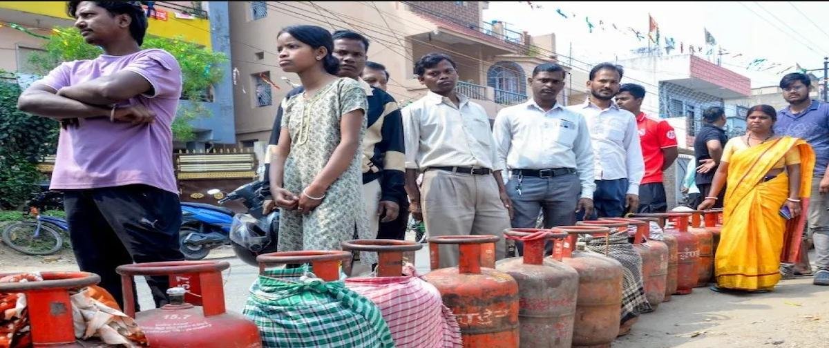 ईरान-इजराइल युद्ध का असर: यूपी के कई जिलों में रसोई गैस संकट, एजेंसियों पर लंबी कतारें