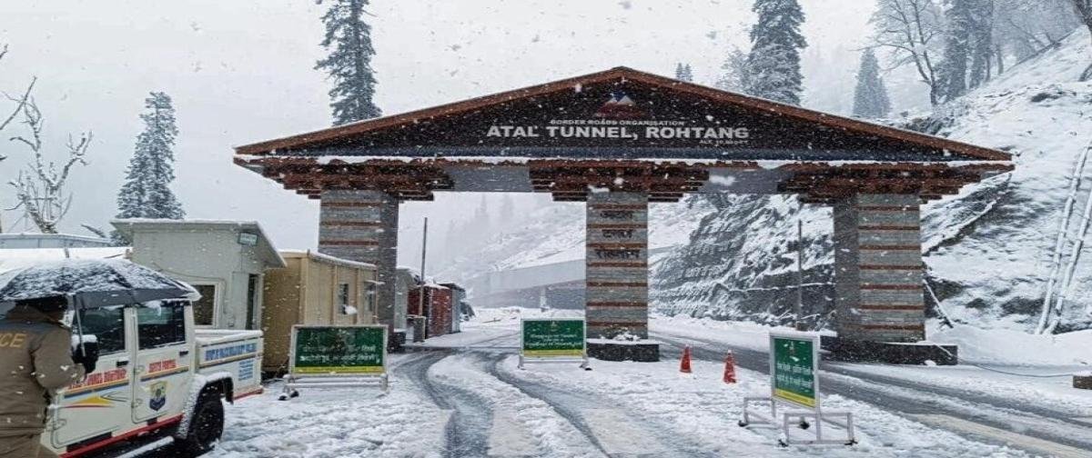 अटल टनल रोहतांग में भारी बर्फबारी: 800 से ज्यादा पर्यटक वाहन फंसे, रातभर चला रेस्क्यू ऑपरेशन