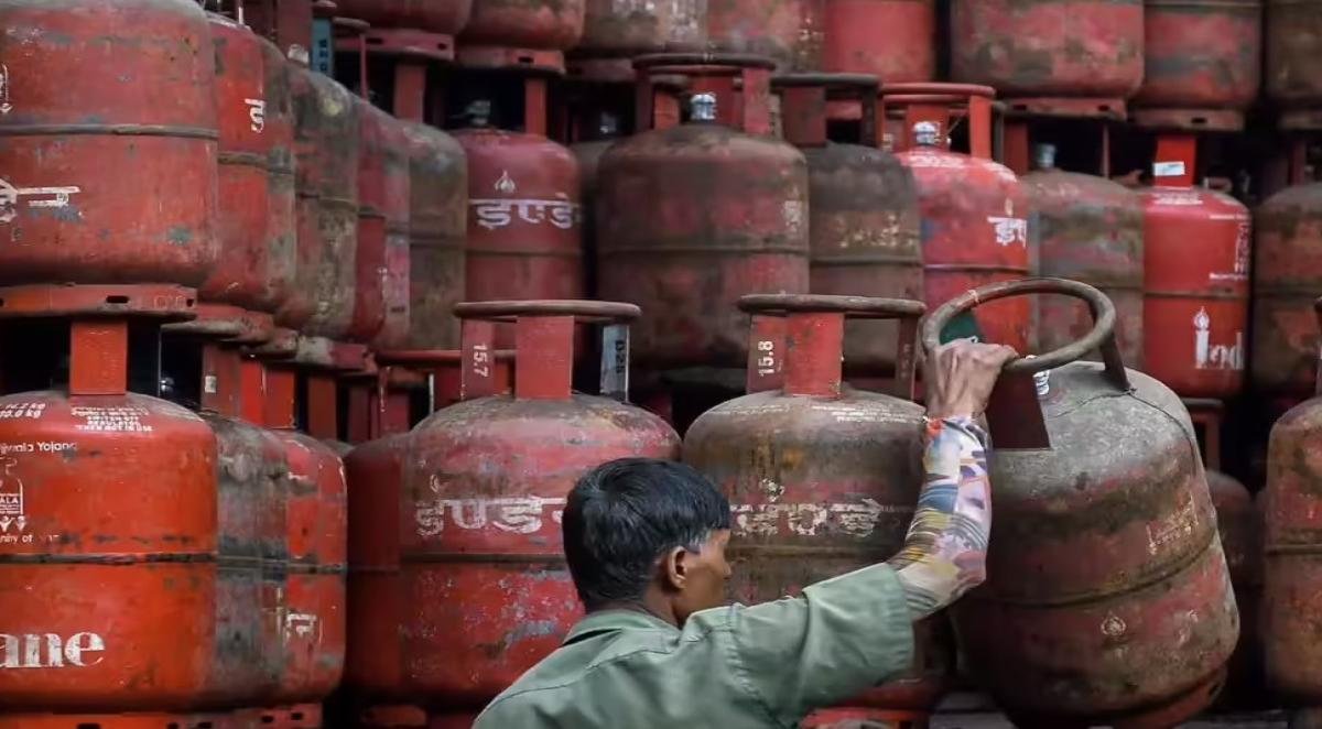 ऋषिकेश में LPG संकट के बीच अवैध गैस सिलेंडर का बड़ा जखीरा बरामद, प्रशासन सख्त