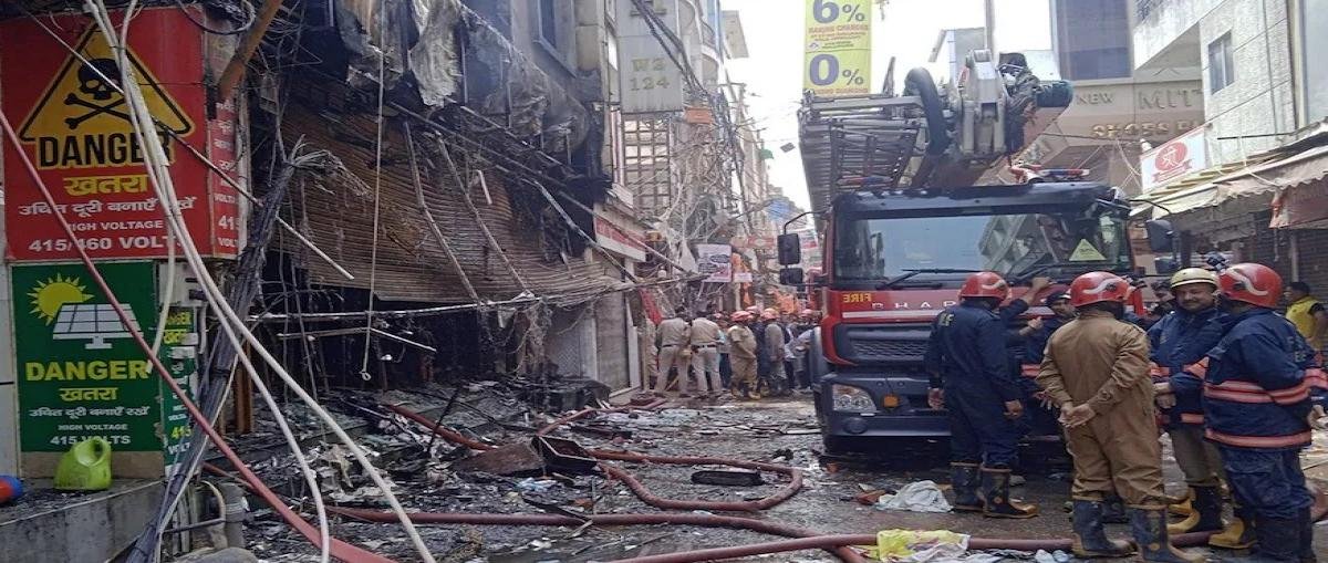 दिल्ली पालम आग हादसा: साध नगर में भीषण आग, 3 बच्चों समेत 9 की मौत