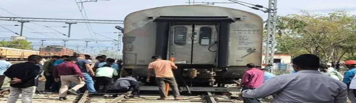 लालकुआं रेलवे स्टेशन पर बड़ा हादसा टला: बिना इंजन के 150 मीटर तक लुढ़का कोच, पटरी से उतरा