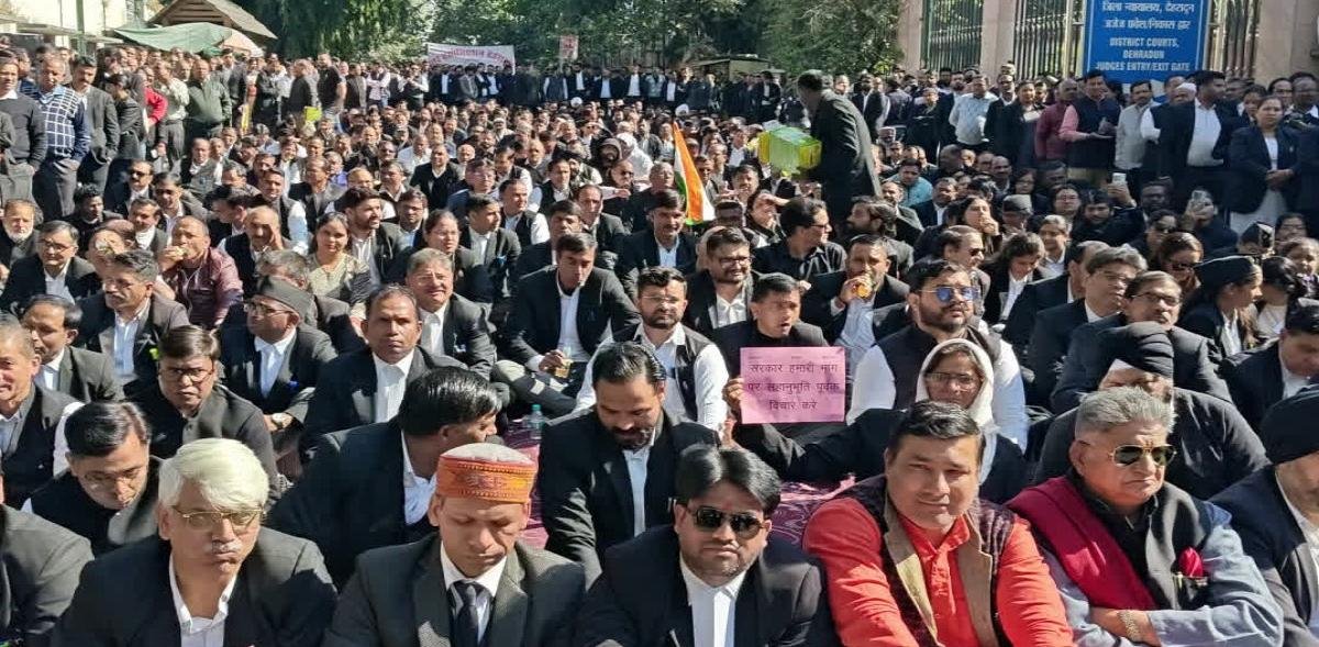 देहरादून में वकीलों की हड़ताल तेज, DM की कार्रवाई के विरोध में कोर्ट कामकाज ठप