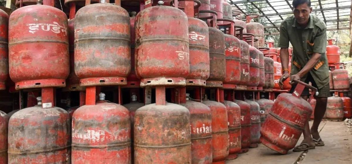 मुंबई में एलपीजी कालाबाजारी का भंडाफोड़: 451 सिलेंडर जब्त, 40 लाख से ज्यादा का सामान बरामद