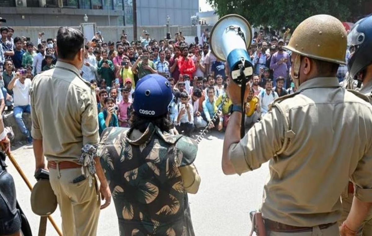 नोएडा में मजदूरों का हिंसक प्रदर्शन: वेतन बढ़ोतरी की मांग पर पथराव, 350 से ज्यादा गिरफ्तार