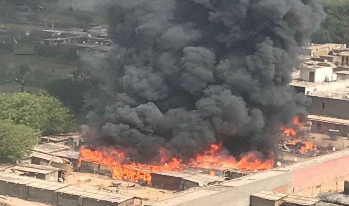 गाजियाबाद इंदिरापुरम आग: कनावनी गांव में भीषण अग्निकांड, सैकड़ों झुग्गियां जलकर राख