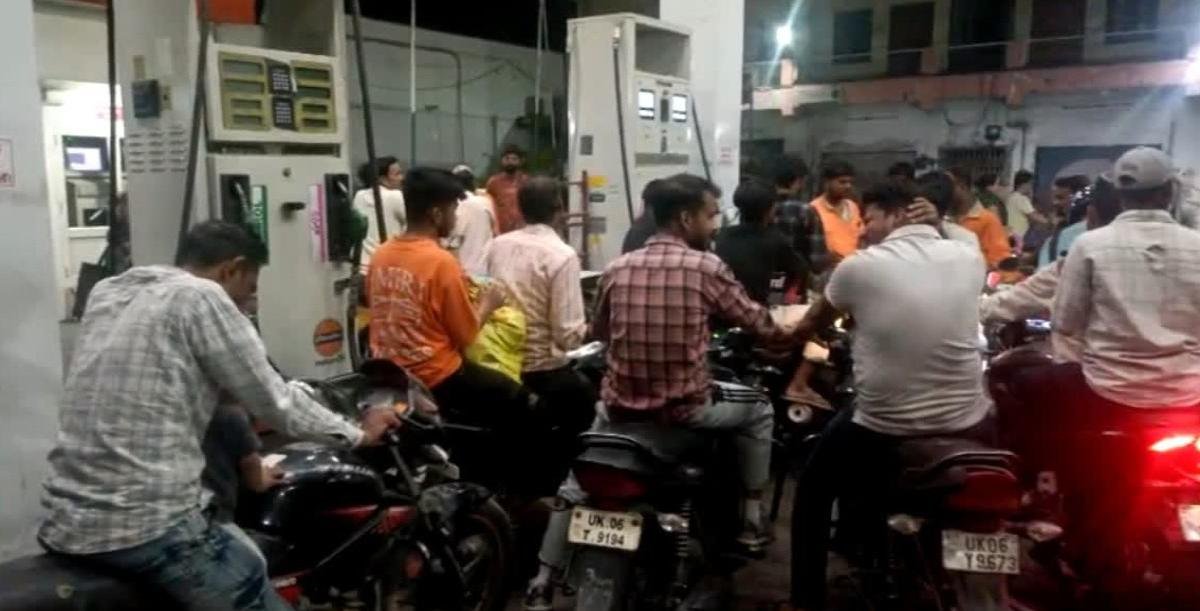 अल्मोड़ा और काशीपुर में पेट्रोल संकट: पंपों पर लगी लंबी कतारें, सप्लाई में देरी से बढ़ी परेशानी