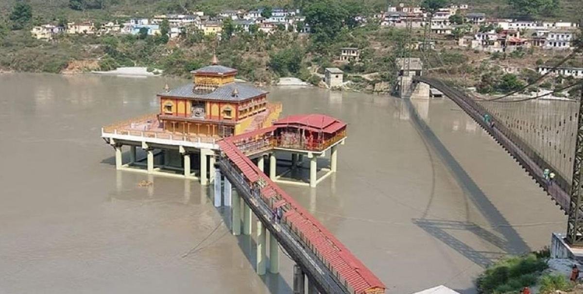 धारी देवी मंदिर के पास शराब की बोतलें मिलने से मचा हड़कंप, आस्था और पर्यावरण पर बड़ा सवाल