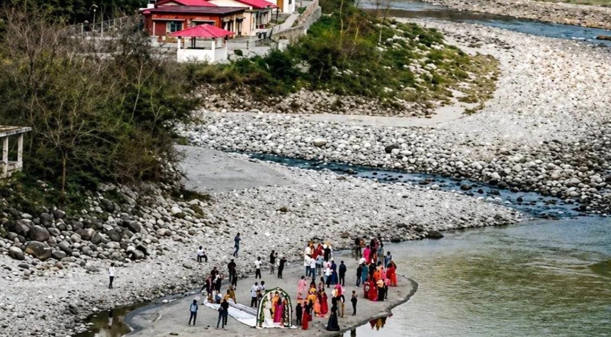 उत्तराखंड के मर्चूला में श्मशान घाट पर हुई शादी, वायरल वीडियो से मचा बवाल