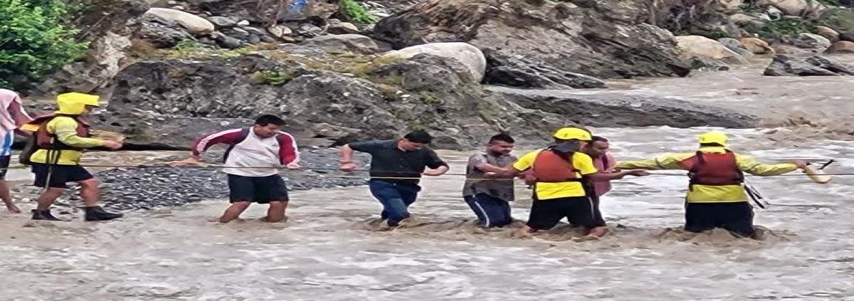 गुच्चूपानी देहरादून हादसा: अचानक बढ़ा जलस्तर, SDRF ने 7 पर्यटकों को सुरक्षित बचाया
