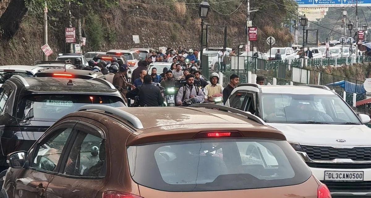 मसूरी में सेकंड सैटरडे पर भीषण जाम: गांधी चौक से जीरो प्वाइंट तक 4 किमी लंबी वाहनों की कतार