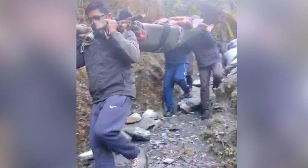 उत्तराखंड के पिनाऊ गांव में हार्ट अटैक मरीज को ग्रामीणों ने 8 किमी स्ट्रेचर पर पहुंचाया, फिर हेली एंबुलेंस से देहरादून रेफर