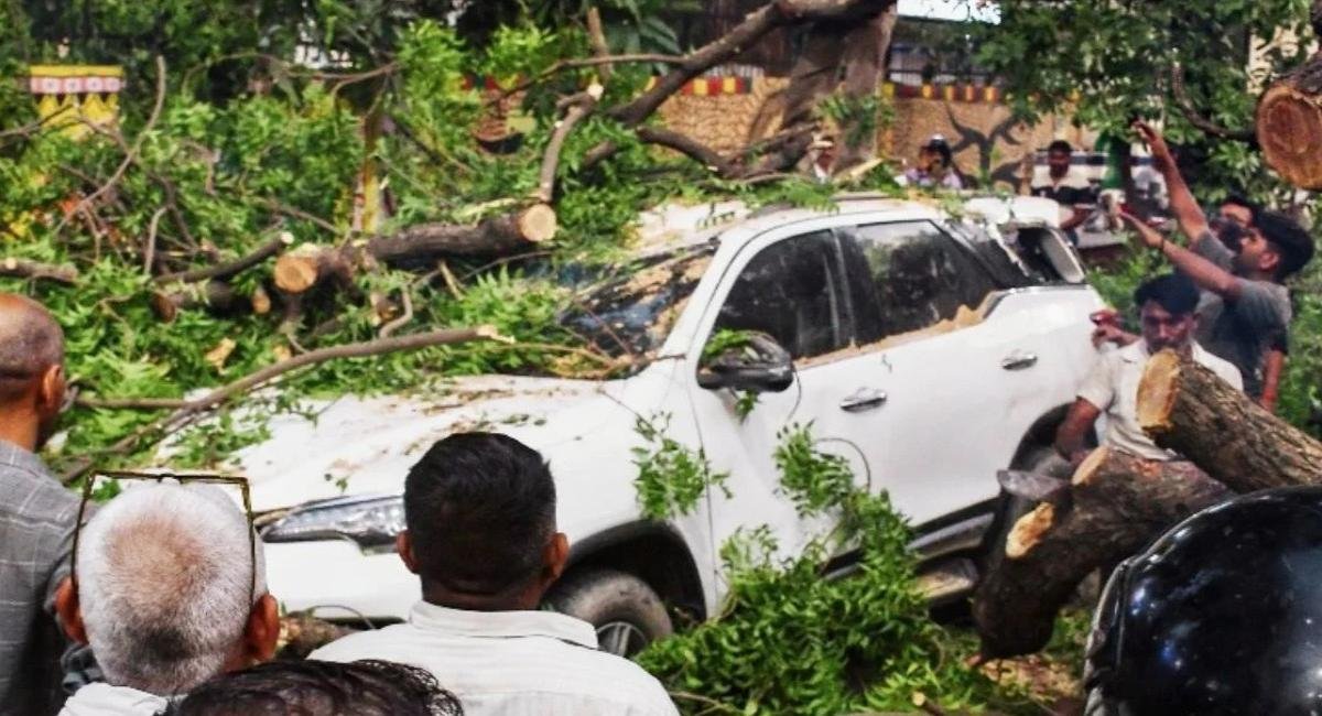 UP Weather News: यूपी में आंधी-बारिश का कहर, 96 लोगों की मौत, कई जिलों में भारी तबाही