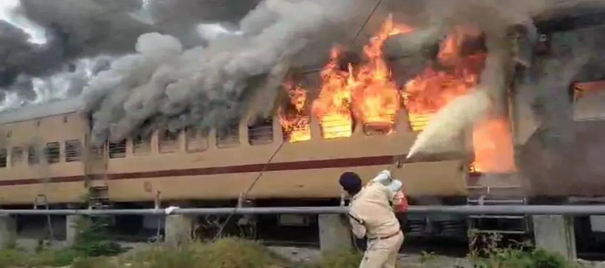 ट्रेनों में आग की घटनाओं के पीछे साजिश? रेलवे ने असामाजिक तत्वों पर जताया शक