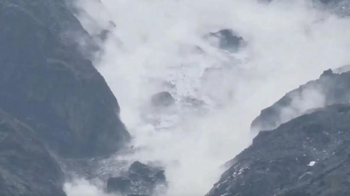 Badrinath Glacier Update: कंचनगंगा क्षेत्र में ग्लेशियर खिसका, चमोली प्रशासन ने कहा- कोई खतरा नहीं