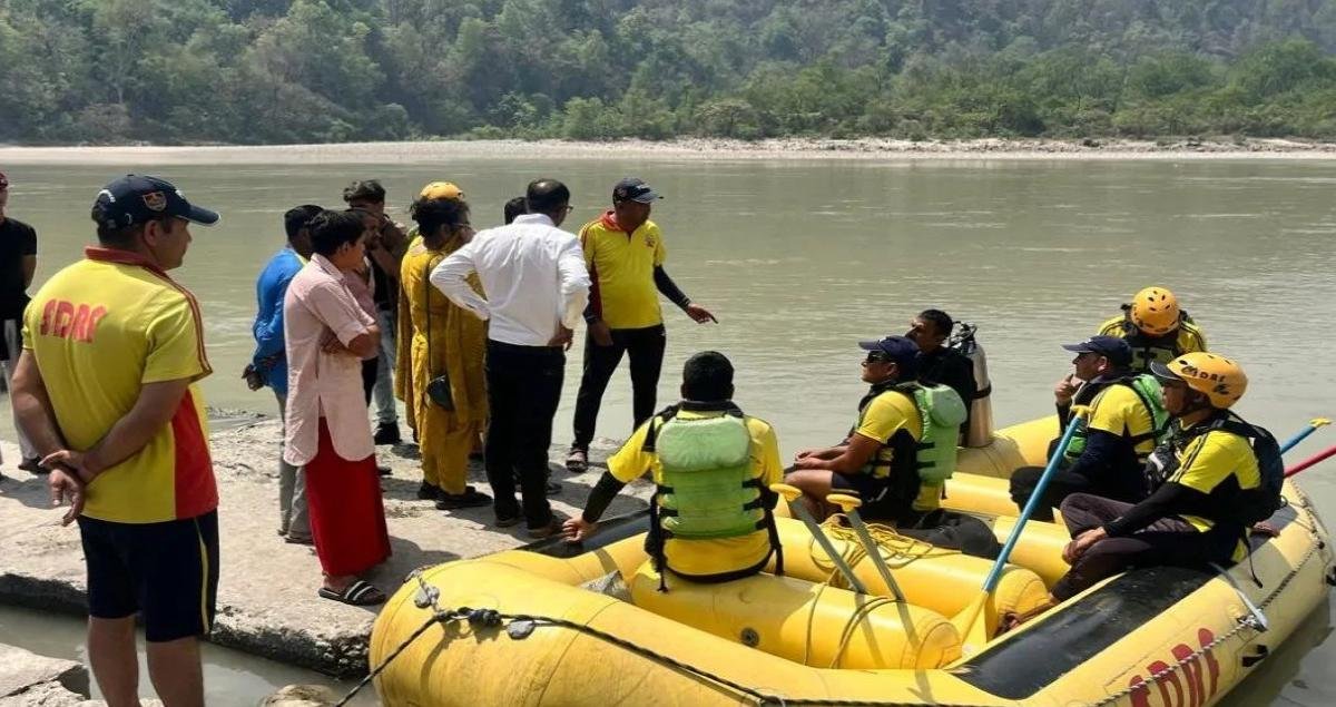 ऋषिकेश त्रिवेणी घाट में बड़ा हादसा: गंगा में चश्मा उठाने गया किशोर तेज बहाव में बहा, SDRF चला रही सर्च ऑपरेशन