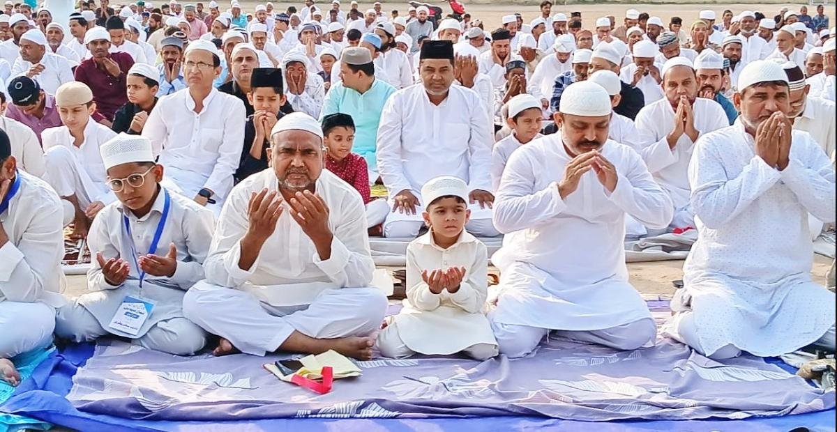 Eid-ul-Adha 2026: देशभर में अकीदत के साथ मनाई गई बकरीद, मस्जिदों में उमड़ी भीड़