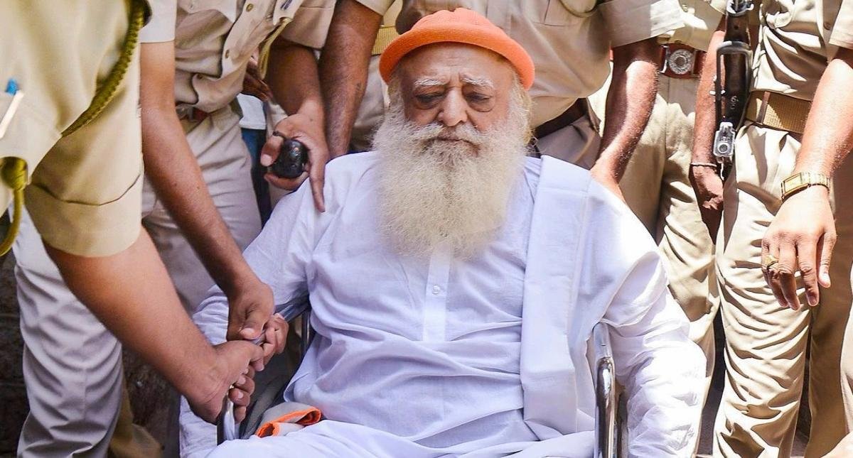 आसाराम ने जोधपुर जेल में किया सरेंडर, हाई कोर्ट ने उम्रकैद बरकरार रखते हुए जमानत रद्द की