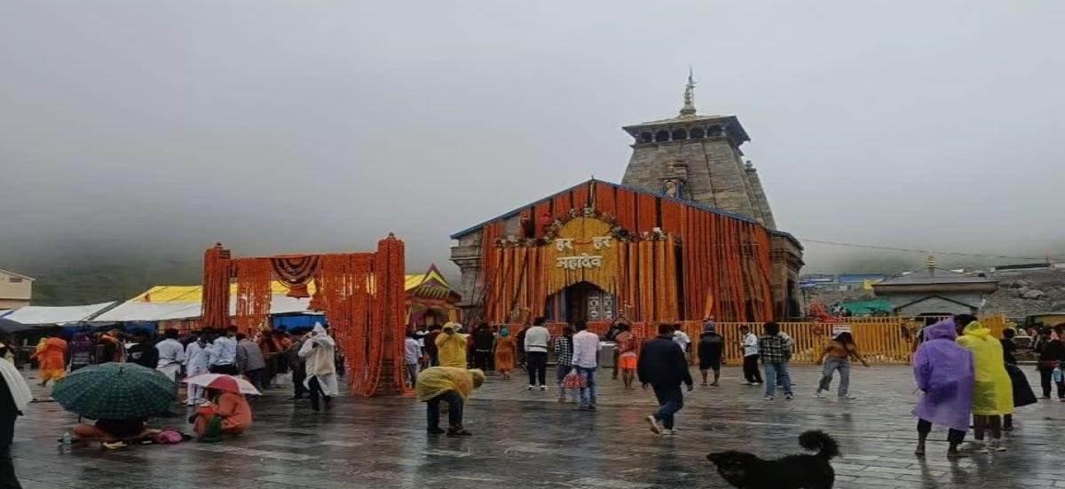 केदारनाथ यात्रा अस्थायी रूप से रोकी गई: भारी बारिश और ऑरेंज अलर्ट के बीच प्रशासन का बड़ा फैसला