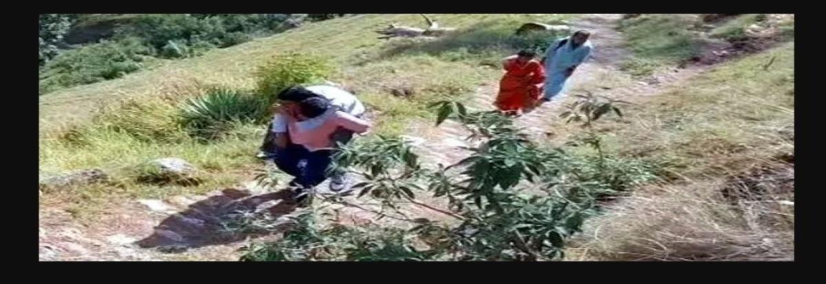 बागेश्वर में सड़क न होने की मजबूरी: बीमार बेटे को 5 किलोमीटर पीठ पर लादकर अस्पताल से घर पहुंचा पिता