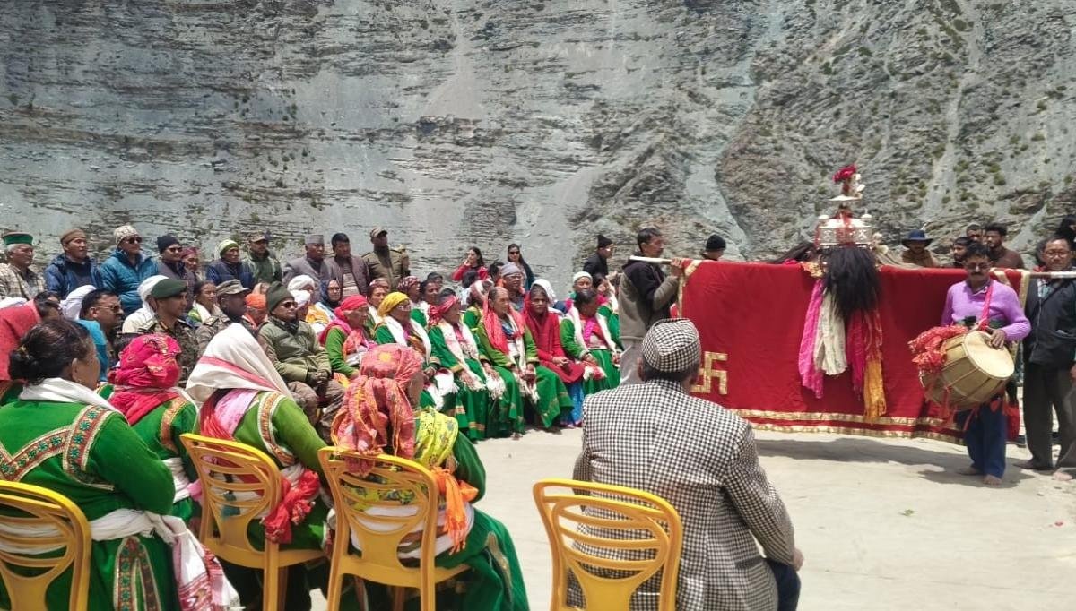 जादुंग और नेलांग में गूंजी लाल देवता की आराधना, जाड़ समुदाय ने उठाई नेलांग पुनर्बसाने की मांग