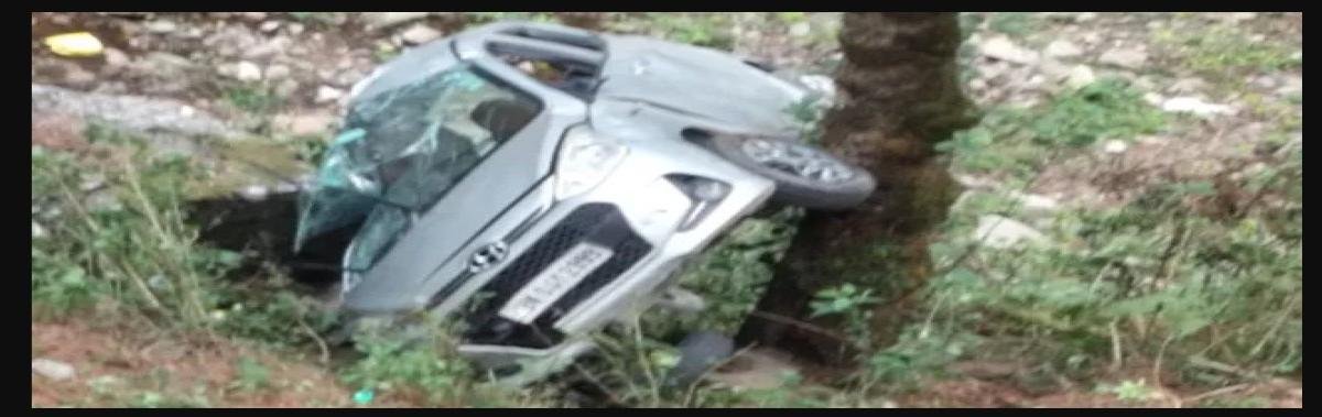 अल्मोड़ा में दर्दनाक सड़क हादसा: कांचुला पुल के पास खाई में गिरी कार, एक की मौत, दो गंभीर घायल