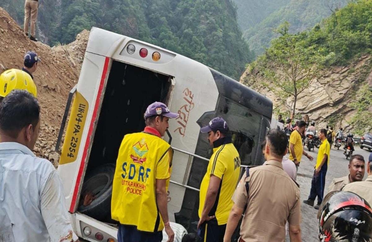 ऋषिकेश-बदरीनाथ हाईवे पर बड़ा हादसा टला: ब्रेक फेल होने से पलटी यात्रियों से भरी बस, 39 लोग सुरक्षित