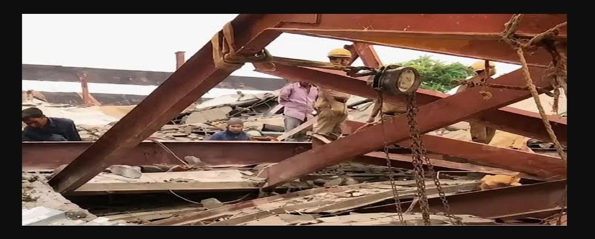 कोलकाता में बड़ा हादसा: निर्माणाधीन फैक्ट्री शेड ढहा, 18 घायल; कई मजदूरों के मलबे में फंसे होने की आशंका