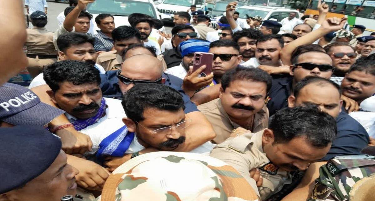केतन हत्याकांड: हरिद्वार में फिर रोके गए सांसद चंद्रशेखर आजाद, टिहरी जाते समय पुलिस ने शंकराचार्य चौक पर रोका