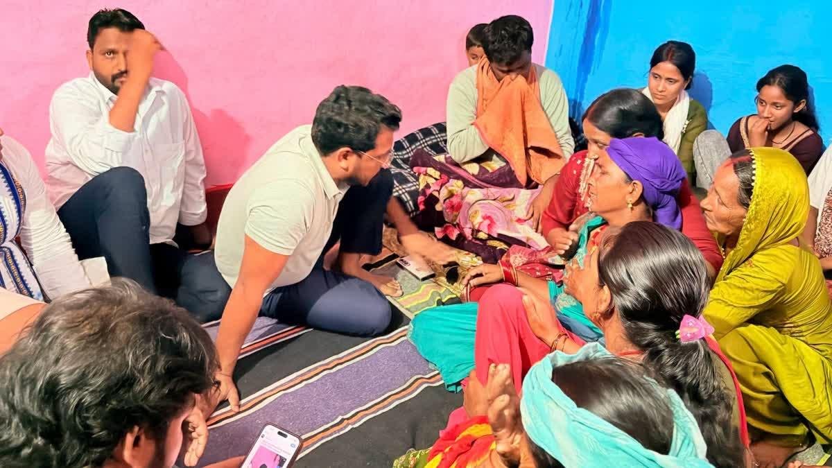 केतन के परिजनों से मिले नगीना सांसद चंद्रशेखर,बोले आंसू बहाने से नहीं मिलता न्याय।