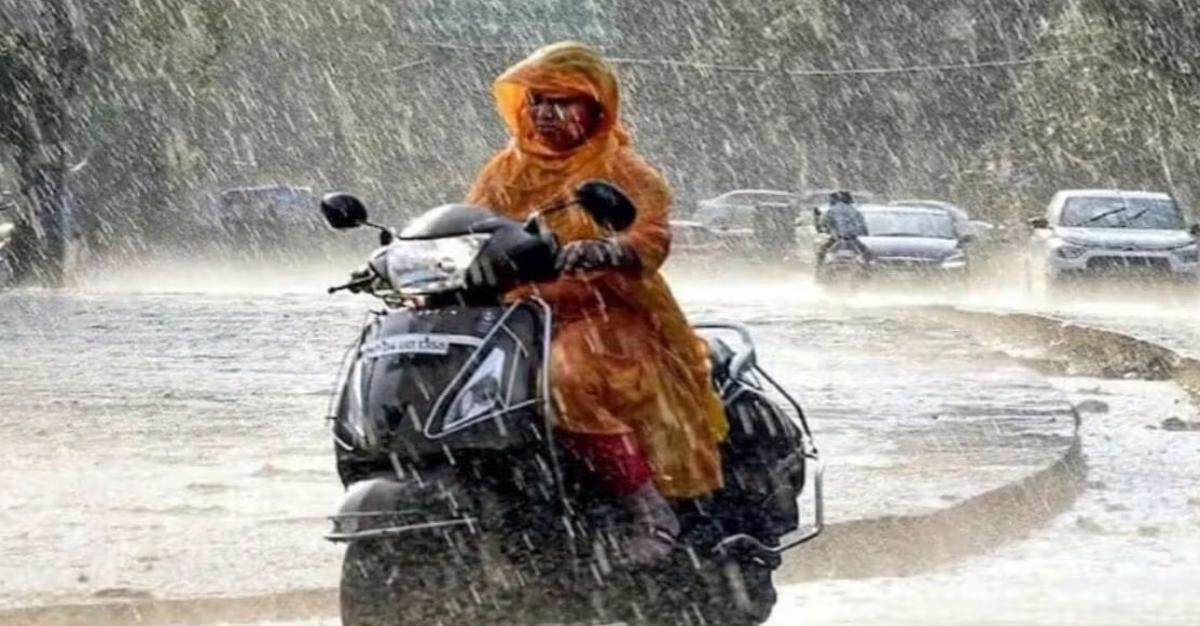 UP Weather Alert: उत्तर प्रदेश के कई जिलों में अगले 3 घंटे भारी बारिश, आकाशीय बिजली और 50 KM/H तक तेज हवाओं का अलर्ट