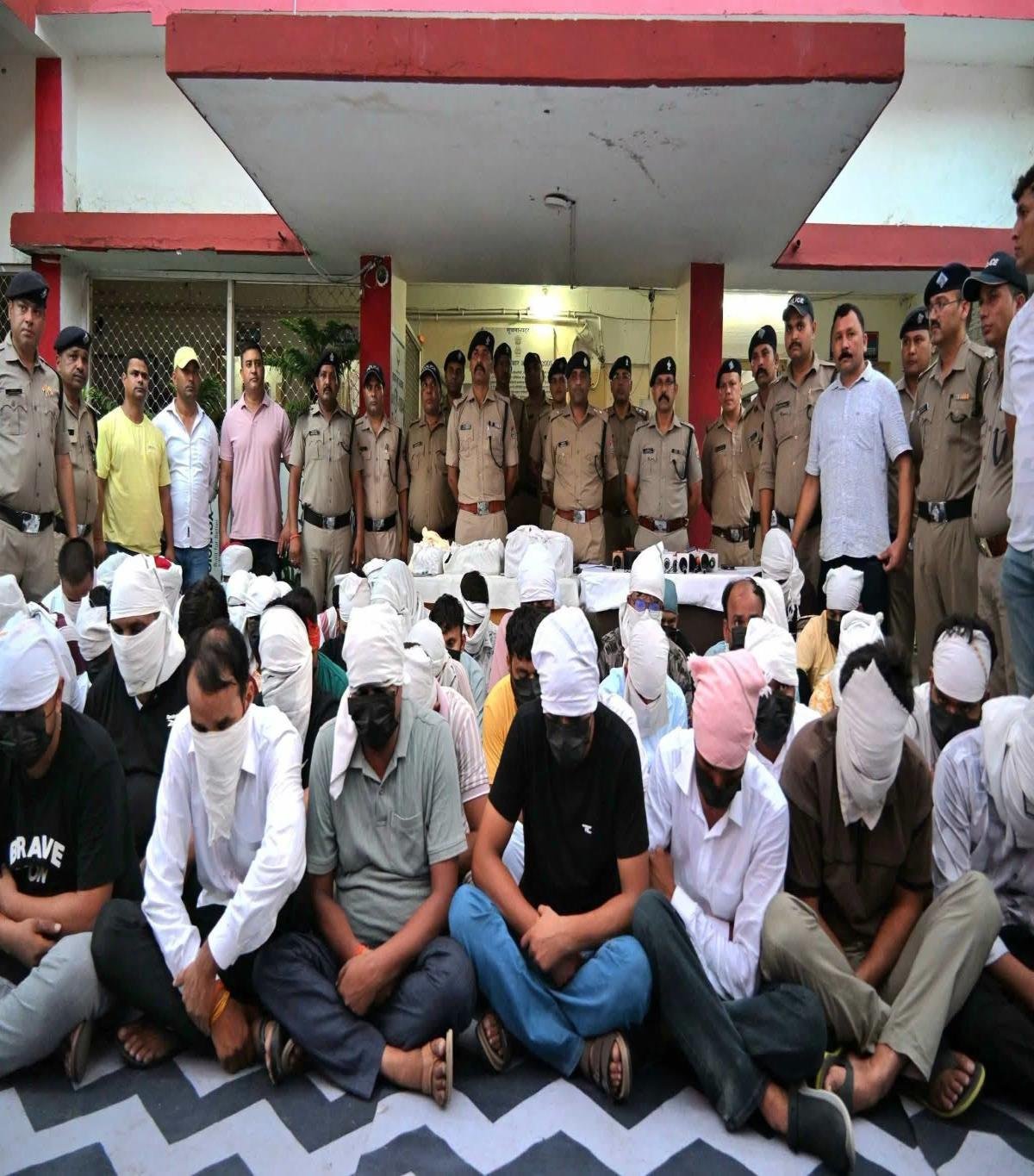 नैनीताल के लक्जरी रिसोर्ट में पार्टी के नाम पर जिस्मफरोसी का धंधा,पुलिस ने छापा मार 52 को किया गिरफ्तार।