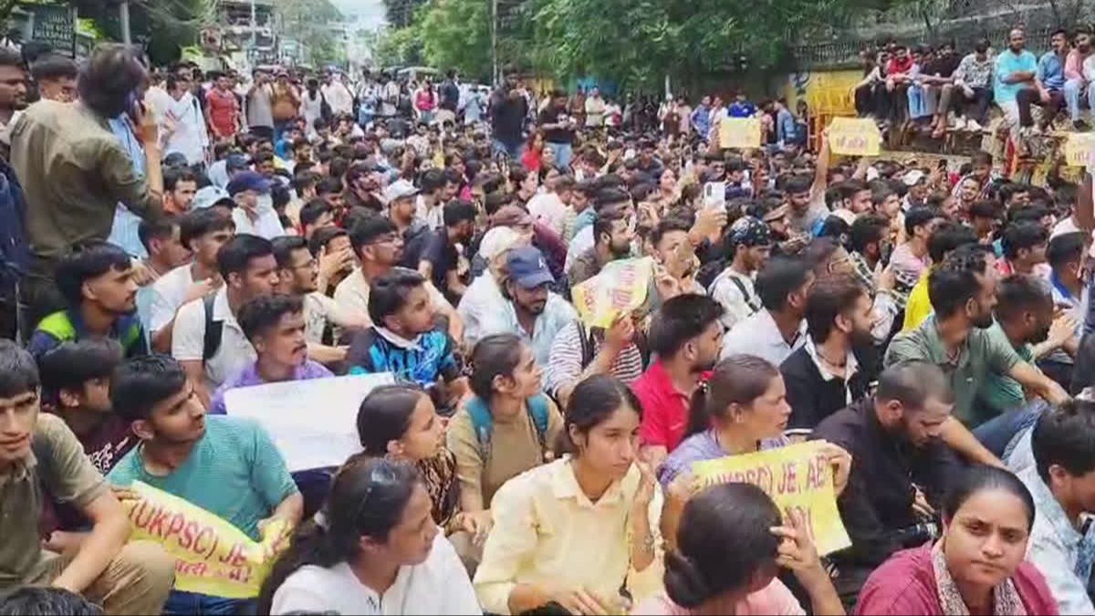 देहरादून - घर वालों से पैसे मांगने में आती है शर्म - कई रह गए कुंवारे, बेरोजगार युवाओं ने सचिवालय किया कूच