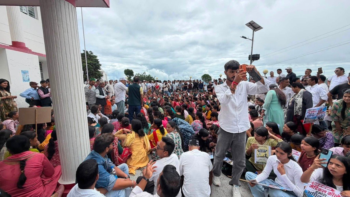 नई टिहरी में प्रस्तावित मेडिकल कॉलेज के स्थानांतरण के विरोध में कलेक्टर ऑफिस में उमड़ा जनसैलाब, बाजार बंद