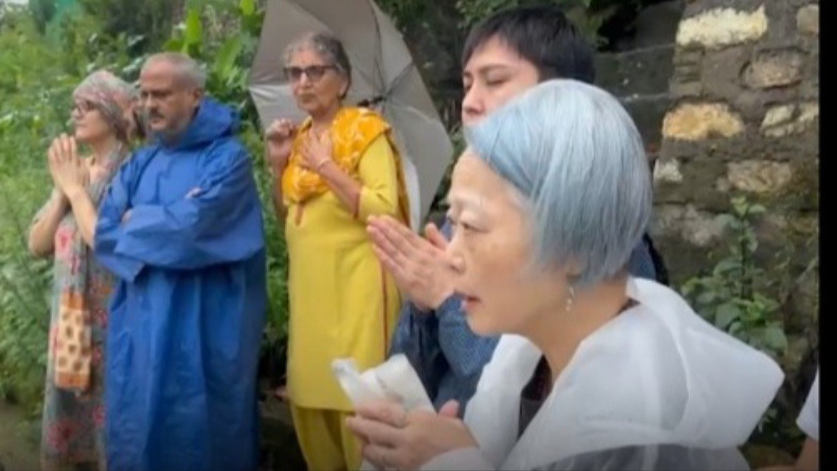 प्यार हो तो ऐसा- जापान की महिला ने बागेश्वर में बहाई पति की अस्थियां, यहीं साथ बिताए थे यादगार लम्हे
