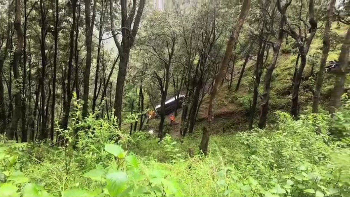 उत्तराखंड नैनीताल में बड़ा सड़क हादसा, गहरी खाई में गिरा पर्यटकों का टेम्पो ट्रैवलर; 20 से ज्यादा घायल