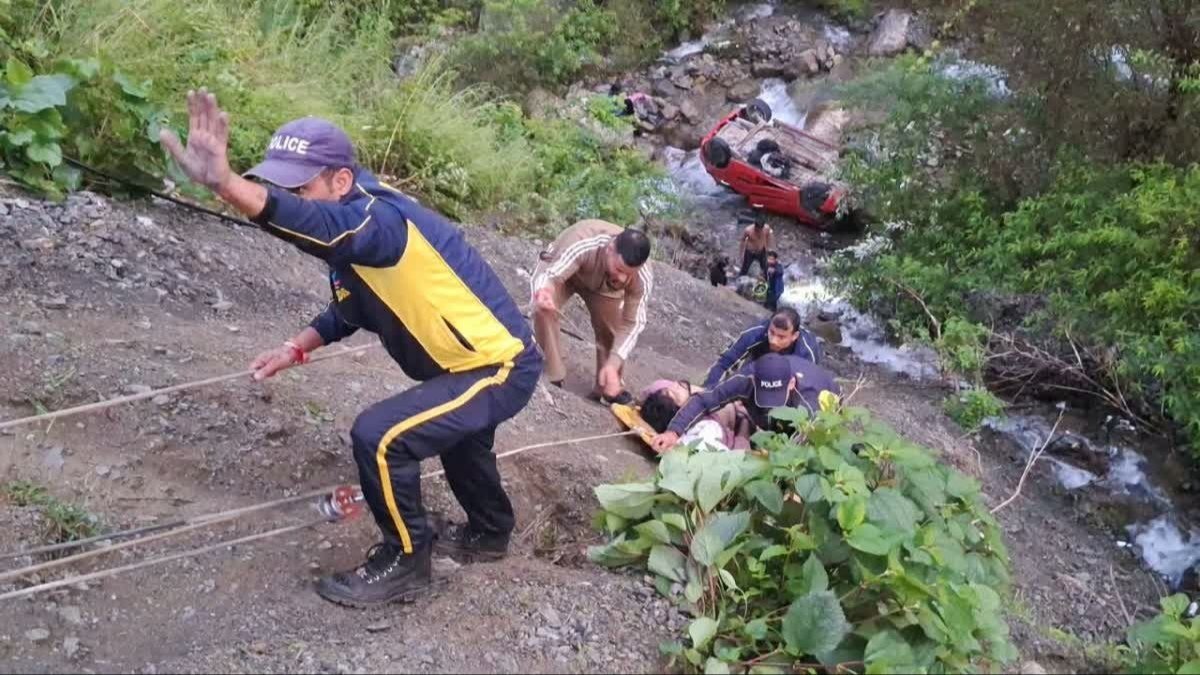 Dehradun - चकराता घूमने जा रहे पर्यटकों की कार गहरी खाई में समाई, 5 गंभीर रूप से घायल