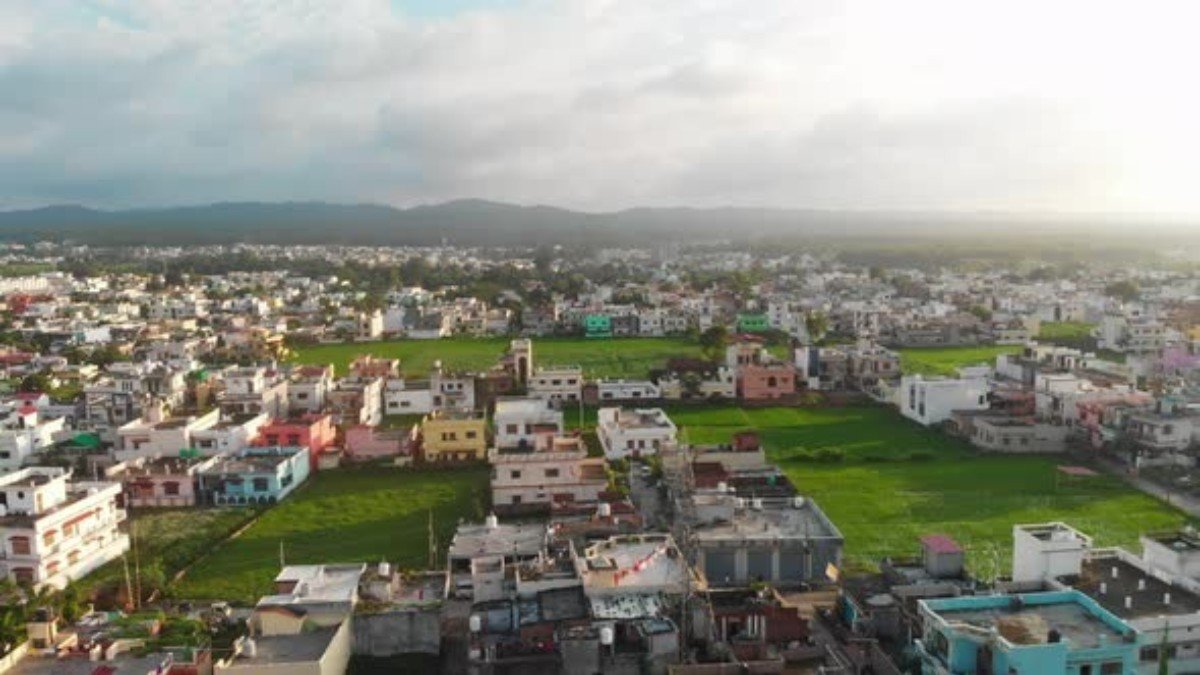 उत्तराखंड में जमीन के नियमों पर बड़ा फैसला: आवासीय प्लॉट पर अब नहीं बनेंगे शोरूम और मॉल, सरकार ने लागू किया सख्त कानून!