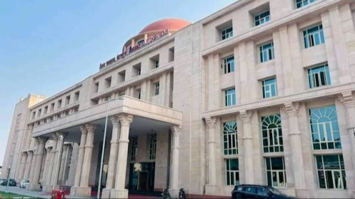 देहरादून कोर्ट परिसर में सुनवाई के लिए आई महिला संदिग्ध परिस्थतियों में बिल्डिंग से गिरी, अस्पताल में भर्ती