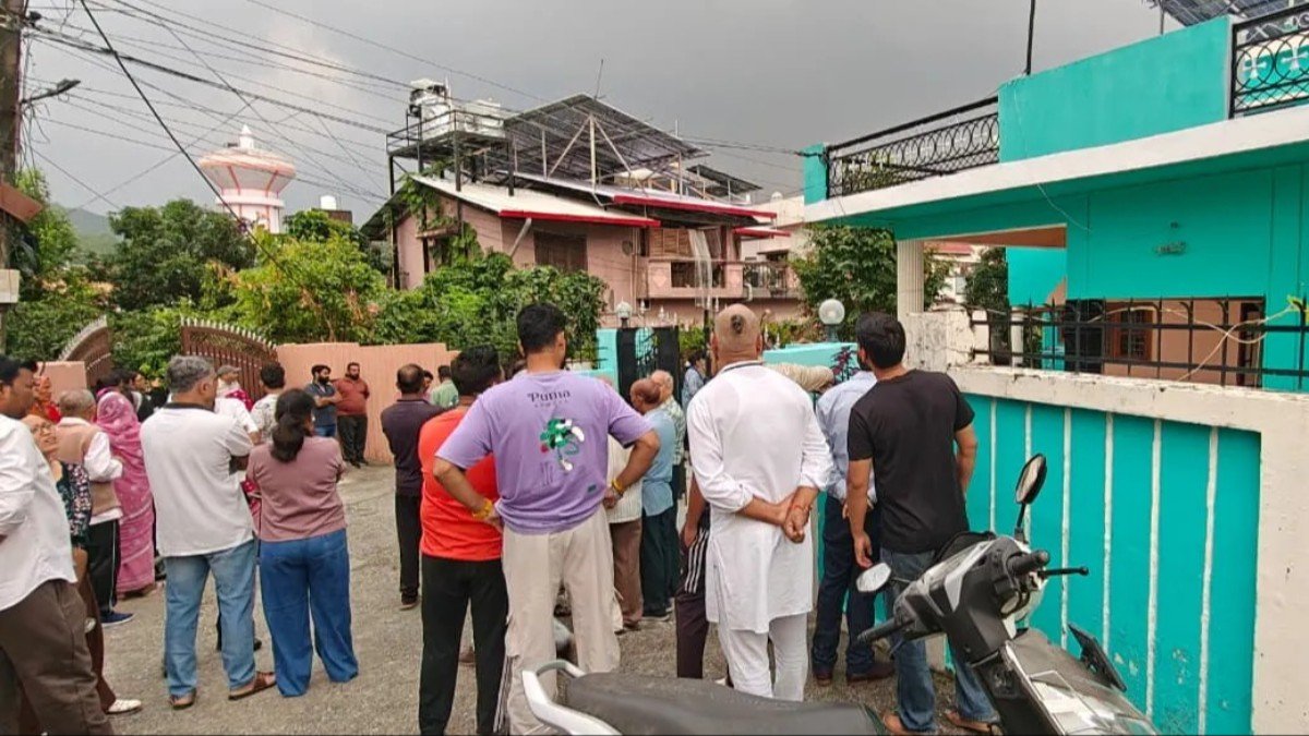 Dehradun Triple Murder Case : दिनदहाड़े बुजुर्ग दंपती और घरेलू सहायिका की हत्या से फैली सनसनी, भीड़ ने दबोचा कातिल
