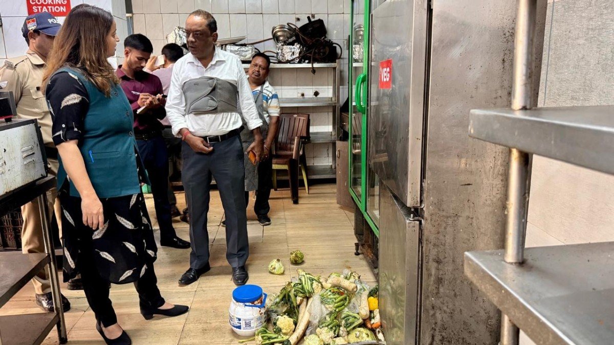 मोमो चाउमीन के शौक़ीन सावधान ! देहरादून के इस फेमस रेस्ट्रों में गंदगी का मिला अम्बार ,फ़ूड सेफ्टी विभाग ने किया सील